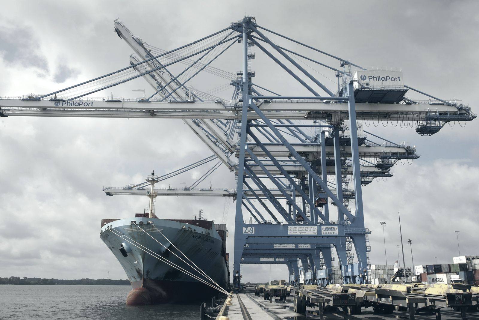 Ship-to-shore gantry cranes working a container vessel